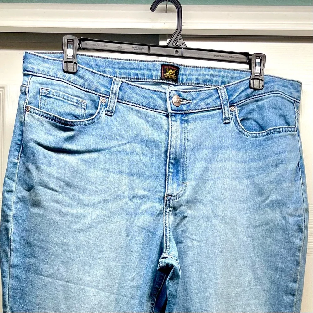 Lee Women’s Legendary Regular Fit Straight Leg Jeans Size 18 Short - Anchor Wash
